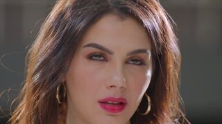 Buxxom MOMMY Seductress Valentina Nappi hunts for black dick