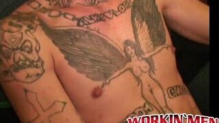 Tattooed amateur plays with his cock & comes on his stomach