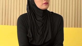 Hot babe in hijab doesn't wear panties